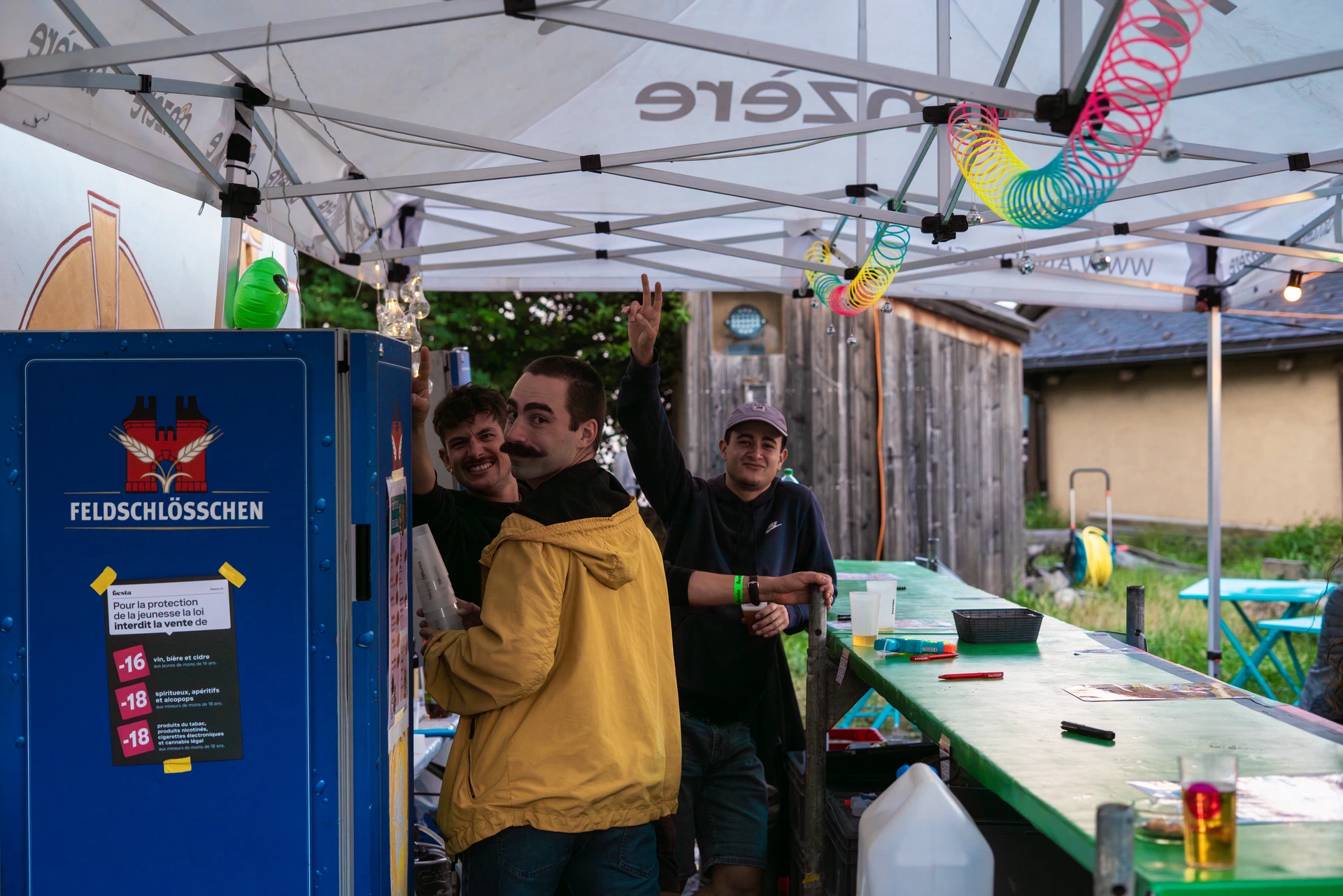 Équipe des bénévoles du Pissieu Festival au bar Feldschlösschen, sous la tente.